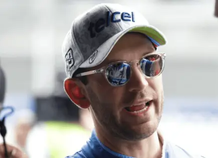 Daniel Suárez hace historia en NASCAR México