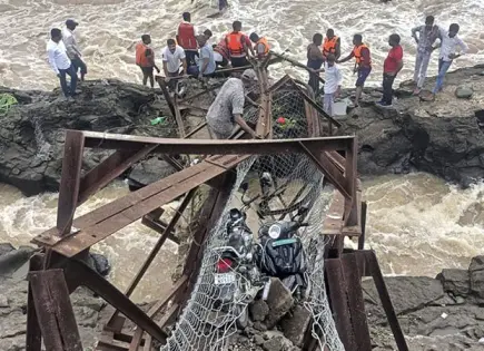 Colapso de puente en India deja dos muertos