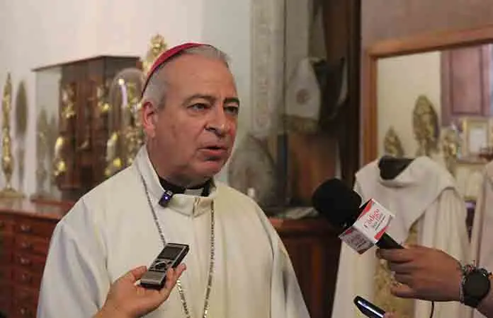 Arzobispo pide ayuda sin condiciones tras tragedia en Texas