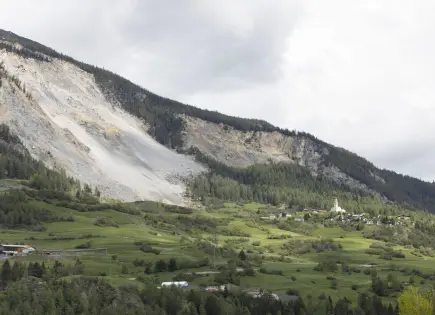 Evacúan un pueblo suizo por amenaza de deslizamiento de rocas