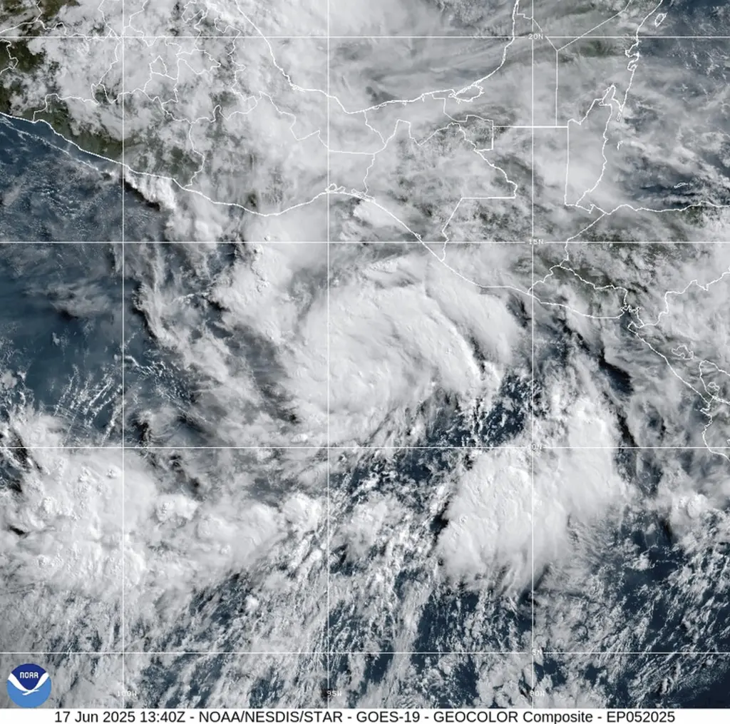 Tormenta tropical Erick se fortalece en el Pacífico cerca de México