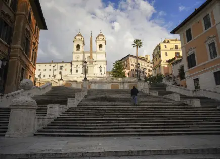 Hombre de 80 años conduce coche por escalinata de Plaza España en Roma