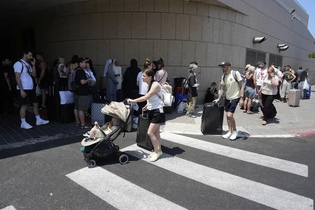 Gobiernos extranjeros buscan evacuar a ciudadanos varados en Irán e Israel