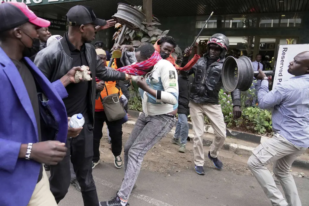 Policía de Kenia dispara a manifestante en protestas por muerte de bloguero