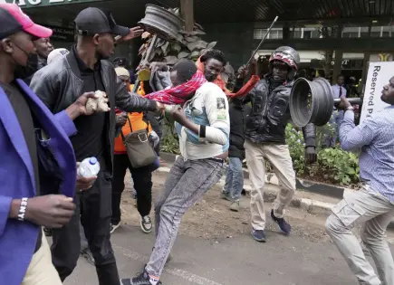 Policía de Kenia dispara a manifestante en protestas por muerte de bloguero