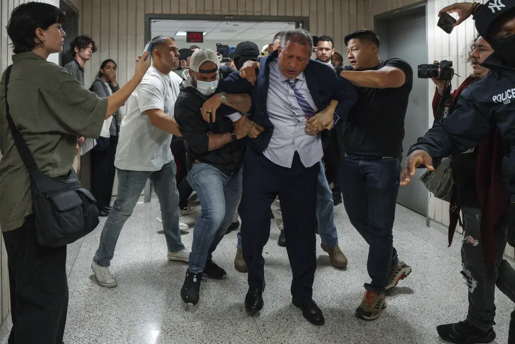 Brad Lander, contralor de NY, arrestado en tribunal de inmigración