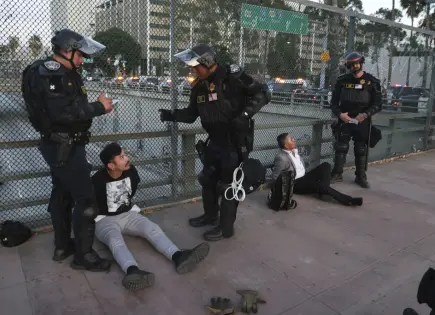 Alcaldesa de Los Ángeles levanta toque de queda tras protestas