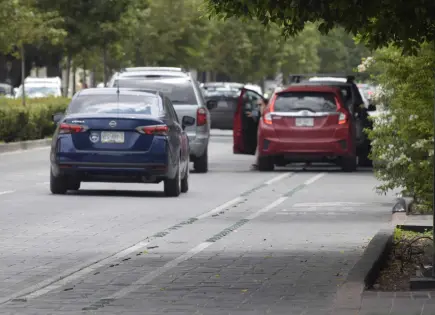 Hasta 60 infracciones diarias por invasión de banquetas y ciclovías