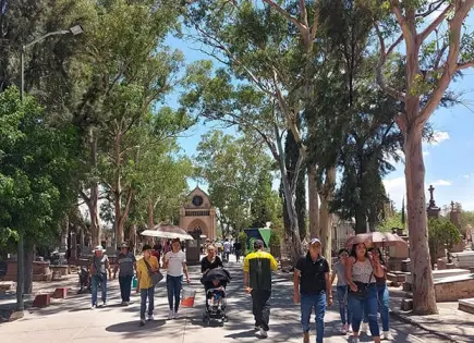 Gran afluencia en panteones durante el Día del Padre Gran afluencia en panteones durante el Día del Padre