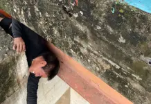 Video | Rescatan a sujeto atorado en puente de Tamazunchale