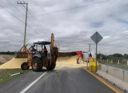 Volcadura de tráiler con maíz detiene tráfico en vías 80 y 57