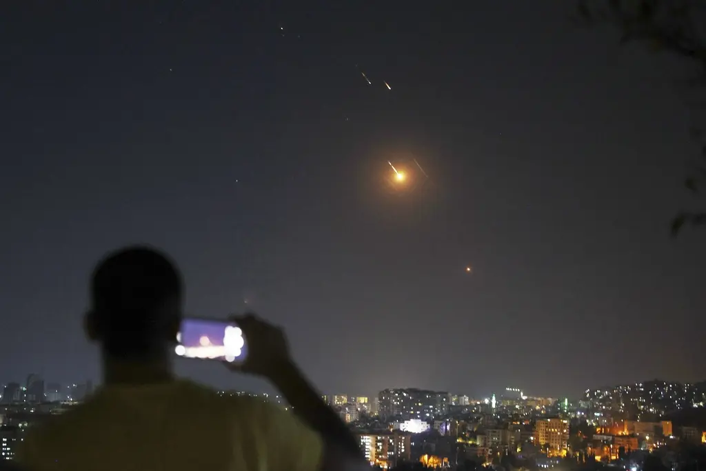 Israel lanza nuevos bombardeos contra Teherán tras exigencia de Trump