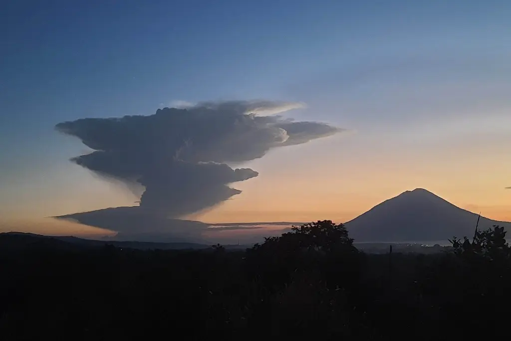 Erupción volcánica en Indonesia causa evacuaciones y cancelación de vuelos