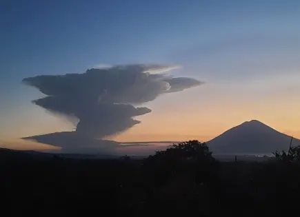 Erupción volcánica en Indonesia causa evacuaciones y cancelación de vuelos