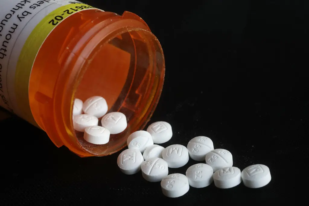 Juez decidirá sobre acuerdo millonario en demandas por opioides