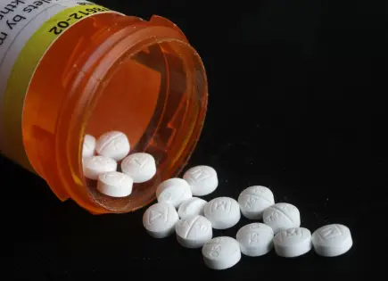 Juez decidirá sobre acuerdo millonario en demandas por opioides