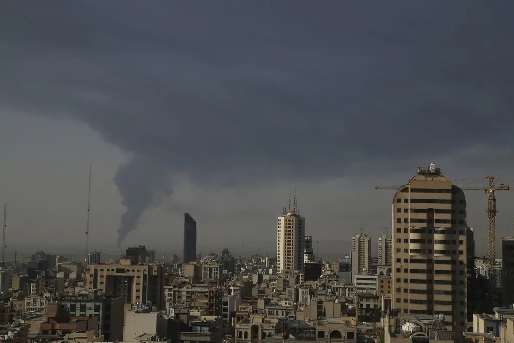 Bombardeos israelíes sumen a Teherán en crisis