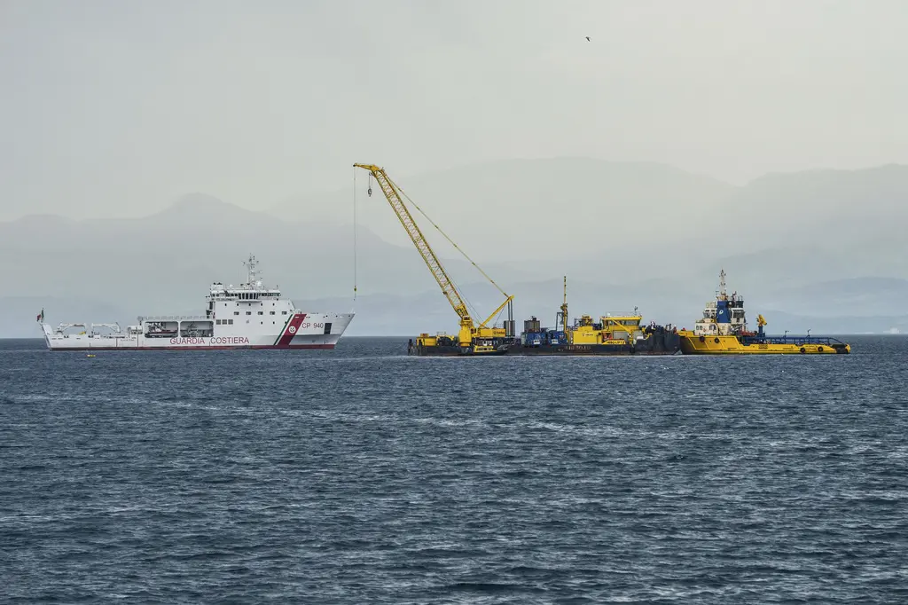Recuperarán superyate británico hundido en Italia tras operación de salvamento