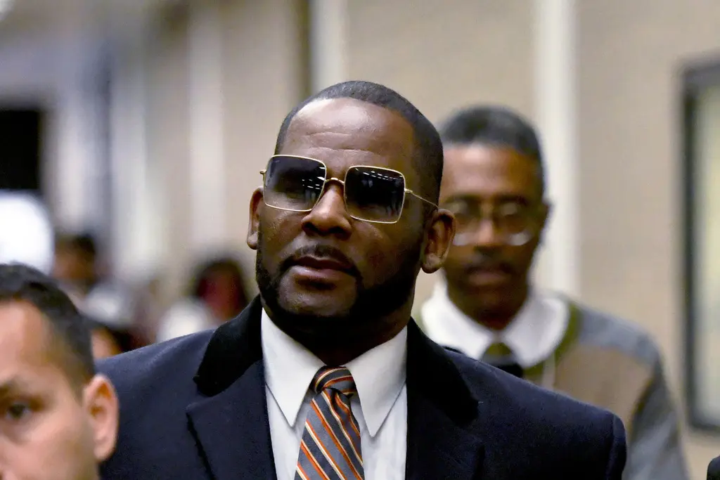 R. Kelly denuncia maltrato y supuesto complot de asesinato en prisión
