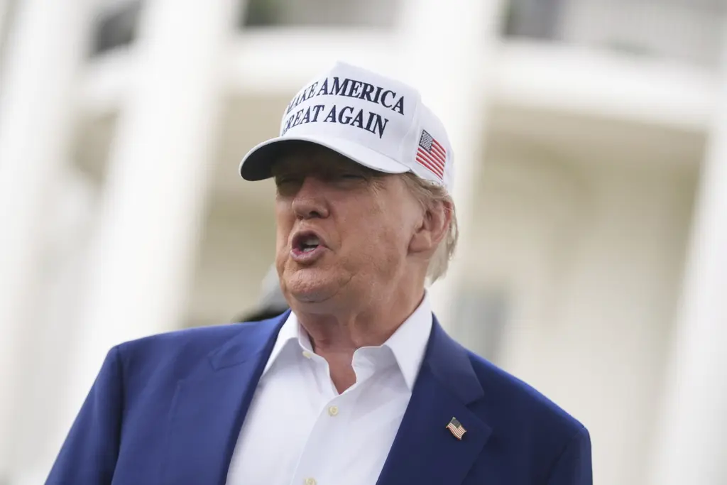 Trump no confirma si ordenará ataques contra Irán