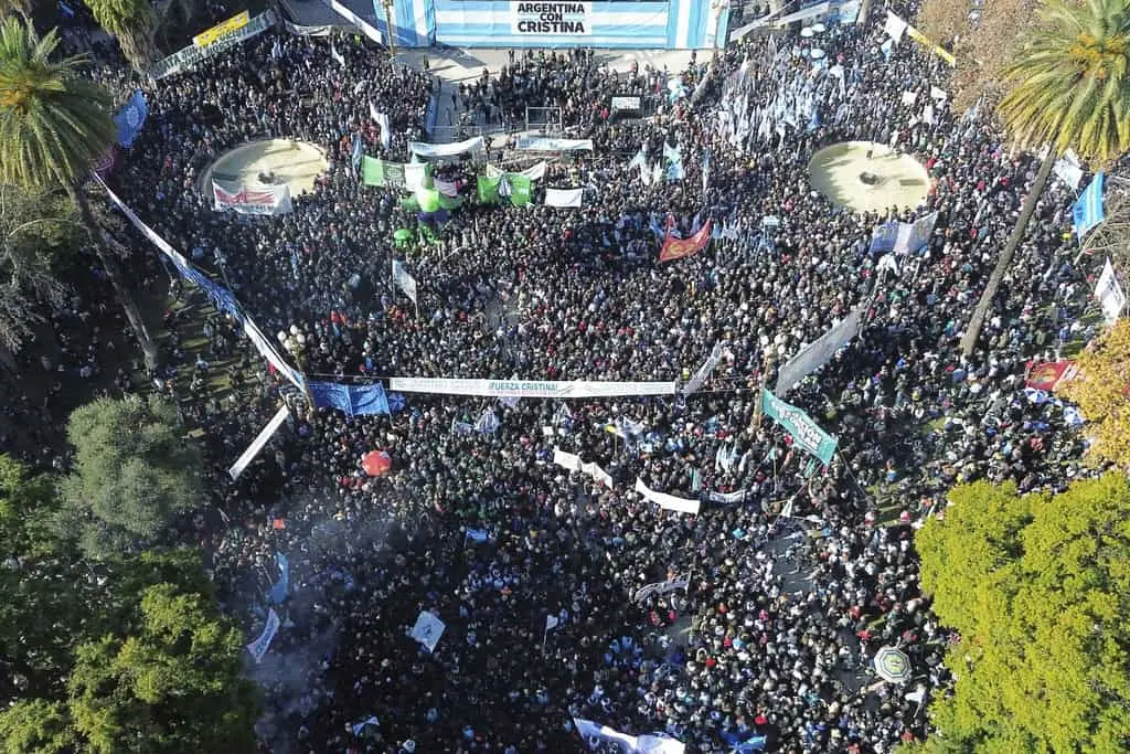 Cristina Fernández convoca a la resistencia desde su arresto domiciliario