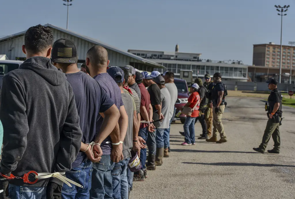 ICE detiene a más de 80 personas en redada de inmigración en hipódromo de Luisiana