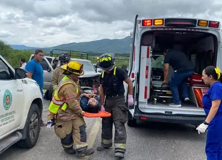 Choque entre 2 vehículos deja cinco lesionados
