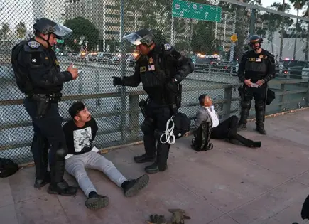 Levantan toque de queda en LA