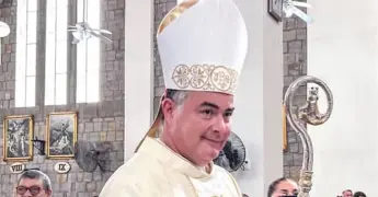 Roberto Yenny celebra su aniversario episcopal