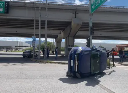 Conductora provoca volcadura en lateral de la 57