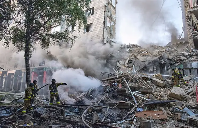Aumentan víctimas de ataque ruso en Kiev