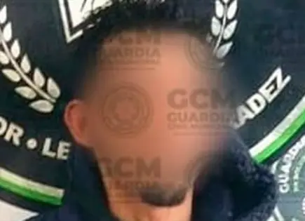 Detienen a un hombre por presuntos delitos contra servidores públicos