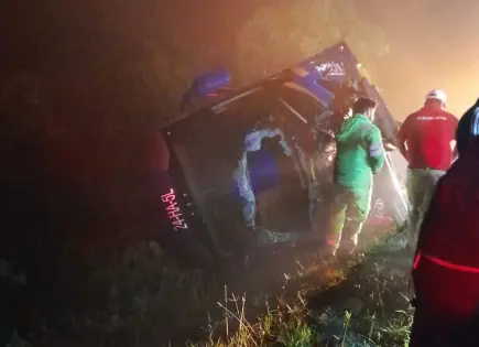 Volcadura de autobús en la Rayón–Valles deja seis lesionados