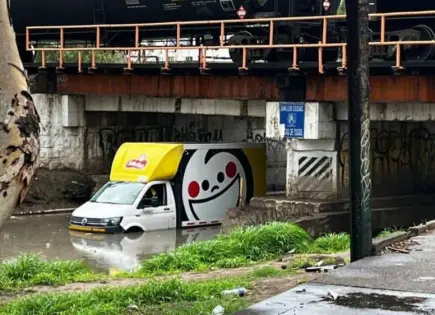 Fotos | Socavones y camioneta varada, los primeros saldos tras lluvia