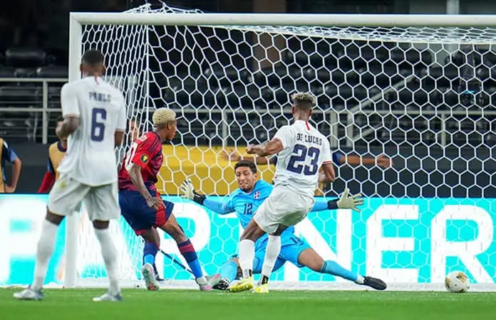 Sufrida victoria de Costa Rica