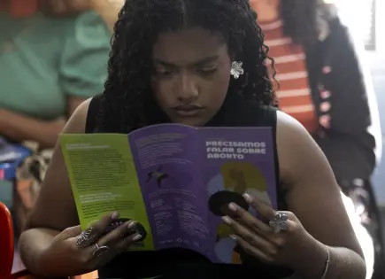 Víctimas de violación en Brasil luchan por acceso al aborto legal