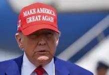 Trump califica de débil ataque iraní a su base militar