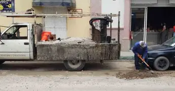 Calles de la ciudad, llenas de lodo y arena