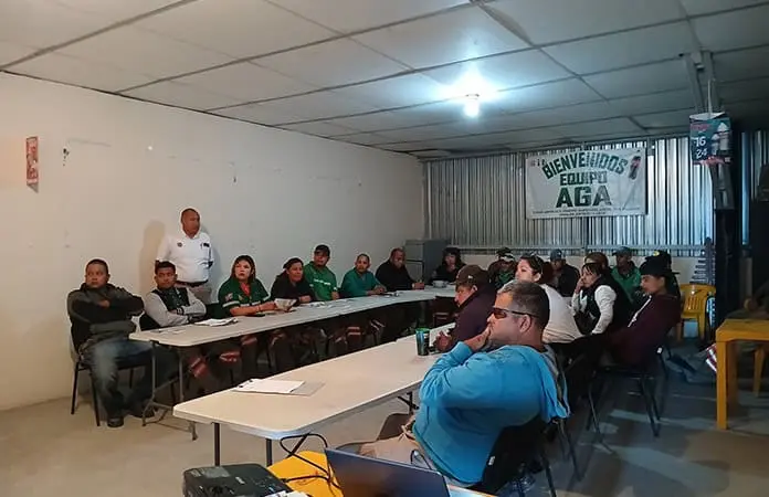 Capacitan a choferes de empresa refresquera