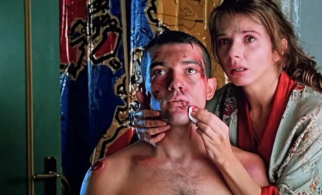 "¡Átame!": la retorcida historia de amor que escandalizó al cine español