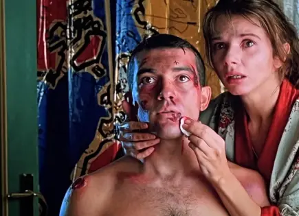 "¡Átame!": la retorcida historia de amor que escandalizó al cine español