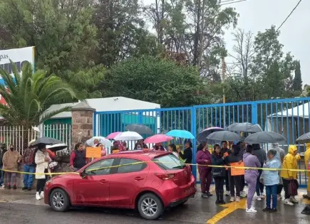 Se manifiestan en el Interapas por falta de servicio