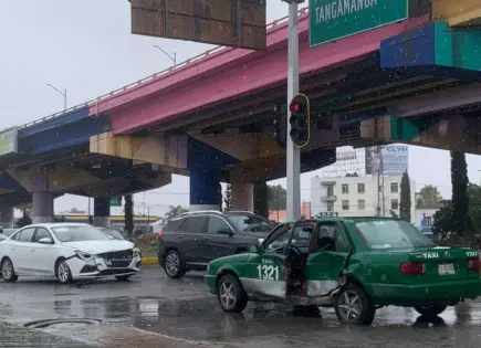 Choque en Salvador Nava y Chapultepec deja un taxista lesionado Choque en Salvador Nava y Chapultepec deja un taxista lesionado
