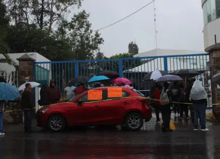 Se manifiestan en el Interapas por falta de servicio