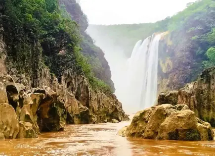 Cierran parajes turísticos en la Huasteca por crecida de ríos