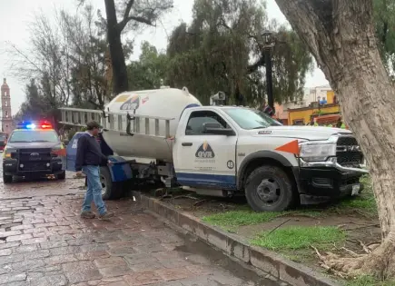 Gasero se estrella en árbol de Calzada de Guadalupe