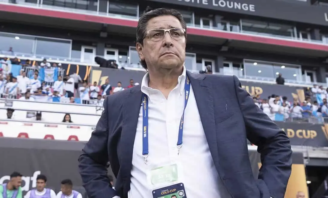 Luis Fernando Tena recibe reclamos por eliminación de Guatemala