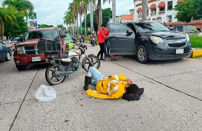 Impacta camioneta contra un motociclista