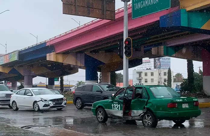 Chocan auto y taxi en avenida Salvador Nava