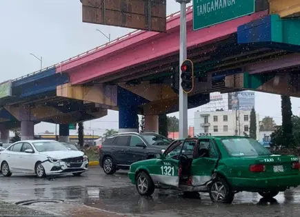 Chocan auto y taxi en avenida Salvador Nava